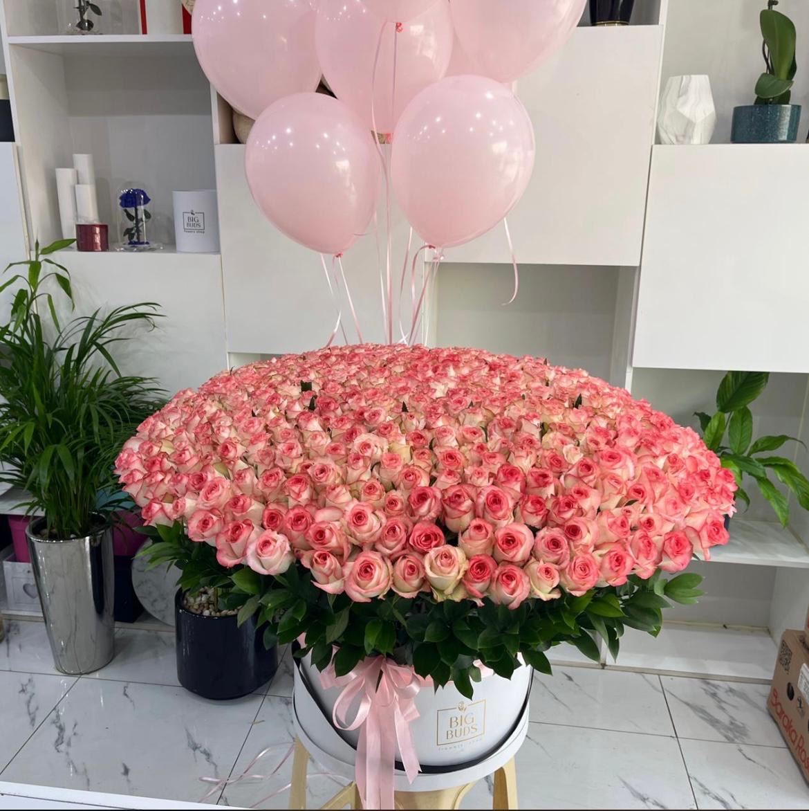 The "Royal Jumilia" 401 Roses Mega-Box